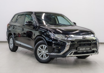 Подержанный автомобиль Mitsubishi Outlander 2019 года (3 фото)