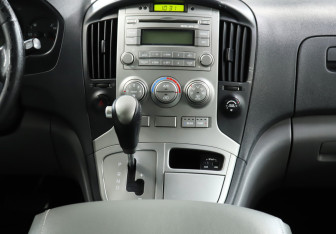 Подержанный автомобиль Hyundai H-1 2013 года (14 фото)