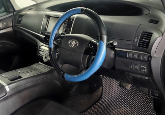 Подержанный автомобиль Toyota Estima 2012 года (11 фото)