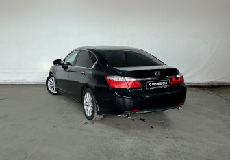 Подержанный автомобиль Honda Accord Sedan 2013 года (6 фото)