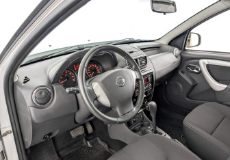 Подержанный автомобиль Nissan Terrano 2014 года (16 фото)