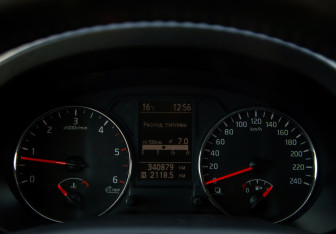 Подержанный автомобиль Nissan X-Trail 2011 года (9 фото)