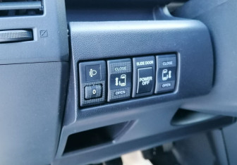 Подержанный автомобиль Mazda 5 2008 года (19 фото)