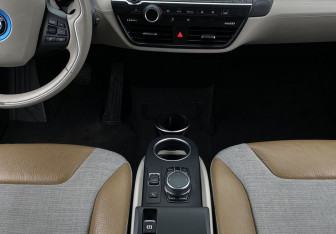 Подержанный автомобиль BMW i3 2017 года (13 фото)