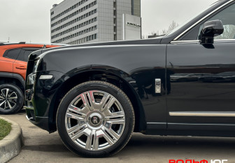 Подержанный автомобиль Rolls-Royce Cullinan 2019 года (40 фото)
