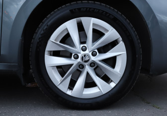 Подержанный автомобиль Skoda Octavia Liftback 2022 года (28 фото)