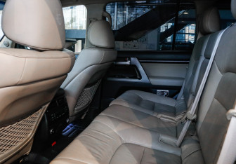 Подержанный автомобиль Toyota Land Cruiser Suv 2009 года (9 фото)