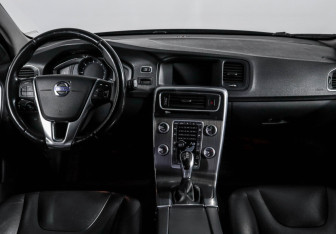 Подержанный автомобиль Volvo V60 Cross Country 2015 года (12 фото)