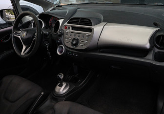 Подержанный автомобиль Honda Jazz 2009 года (12 фото)