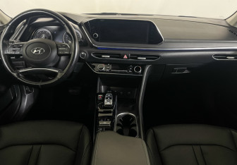 Подержанный автомобиль Hyundai Sonata 2020 года (12 фото)