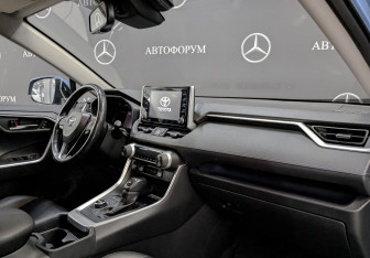 Подержанный автомобиль Toyota RAV4 2020 года (13 фото)