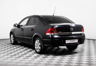 Подержанный автомобиль Opel Astra Sedan 2011 года (7 фото)