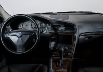Подержанный автомобиль Volvo S60 2006 года (12 фото)