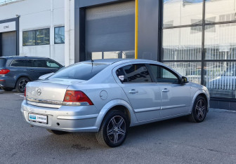 Подержанный автомобиль Opel Astra Sedan 2012 года (5 фото)