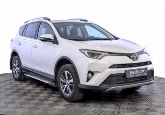 Подержанный автомобиль Toyota RAV4 2017 года (3 фото)