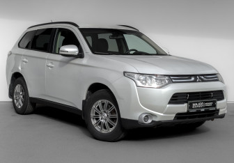 Подержанный автомобиль Mitsubishi Outlander 2013 года (3 фото)