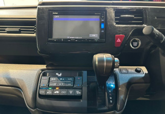 Подержанный автомобиль Honda Stepwgn 2017 года (19 фото)