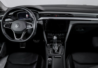 Подержанный автомобиль Volkswagen Arteon 2021 года (12 фото)