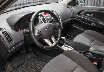 Подержанный автомобиль Kia Ceed Hatchback 2010 года (16 фото)