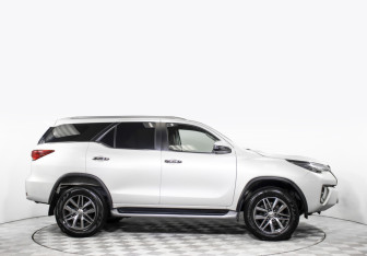 Подержанный автомобиль Toyota Fortuner 2017 года (4 фото)