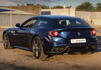 Подержанный автомобиль Ferrari FF 2015 года (11 фото)