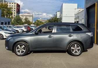 Подержанный автомобиль Mitsubishi Outlander 2014 года (8 фото)