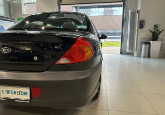Подержанный автомобиль Kia Spectra Sedan 2008 года (9 фото)