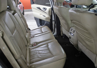 Подержанный автомобиль Infiniti QX60 2017 года (13 фото)