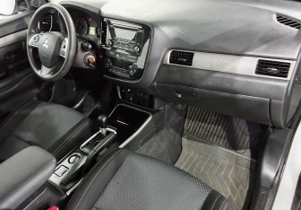Подержанный автомобиль Mitsubishi Outlander 2018 года (9 фото)