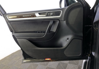 Подержанный автомобиль Volkswagen Touareg 2014 года (22 фото)