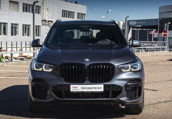 Подержанный автомобиль BMW X5 2022 года (2 фото)