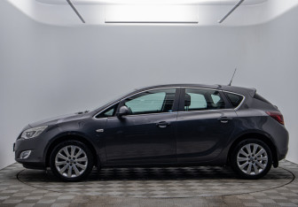 Подержанный автомобиль Opel Astra Hatchback 2011 года (8 фото)