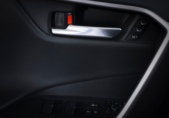 Подержанный автомобиль Toyota RAV4 2021 года (17 фото)