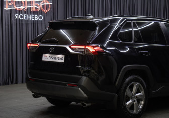 Подержанный автомобиль Toyota RAV4 2021 года (21 фото)