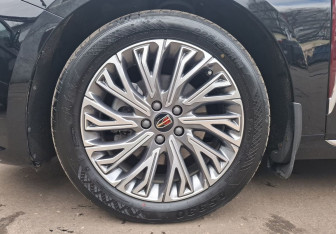 Подержанный автомобиль Hongqi H5 2024 года (9 фото)