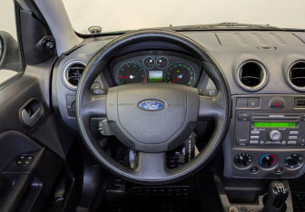 Подержанный автомобиль Ford Fusion 2010 года (21 фото)