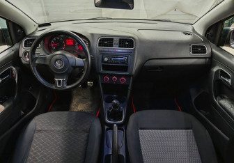 Подержанный автомобиль Volkswagen Polo Sedan 2011 года (11 фото)