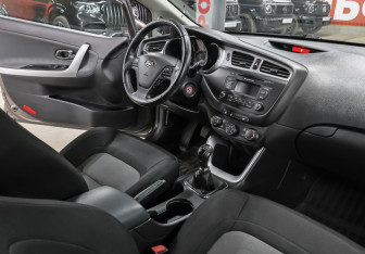 Подержанный автомобиль Kia Ceed Hatchback 2015 года (11 фото)