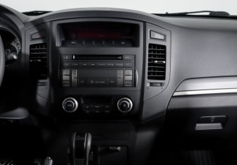 Подержанный автомобиль Mitsubishi Pajero 2013 года (13 фото)