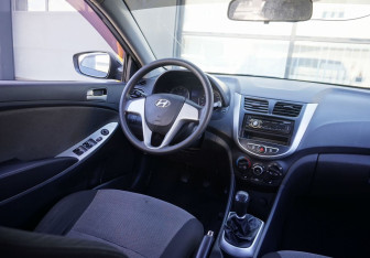 Подержанный автомобиль Hyundai Solaris Sedan 2011 года (13 фото)