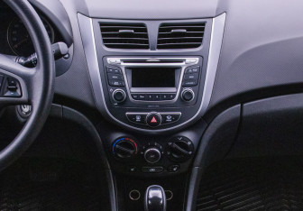 Подержанный автомобиль Hyundai Solaris Hatchback 2015 года (14 фото)