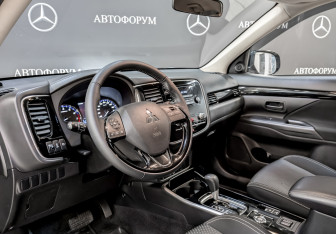 Подержанный автомобиль Mitsubishi Outlander 2022 года (17 фото)