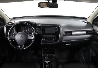 Подержанный автомобиль Mitsubishi Outlander 2016 года (12 фото)