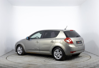 Подержанный автомобиль Kia Ceed Hatchback 2010 года (7 фото)