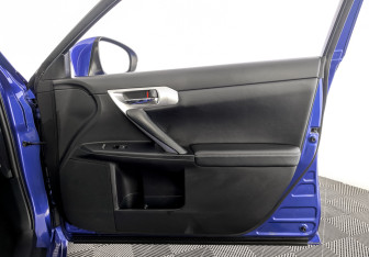 Подержанный автомобиль Lexus CT 2013 года (24 фото)