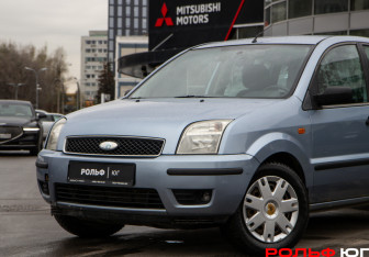 Подержанный автомобиль Ford Fusion 2005 года (13 фото)