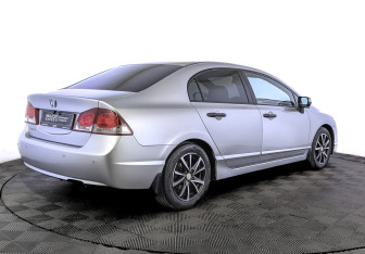 Подержанный автомобиль Honda Civic Sedan 2009 года (5 фото)