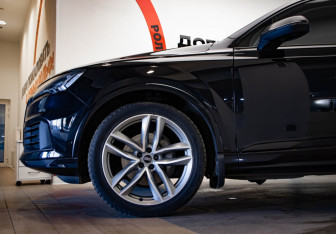 Подержанный автомобиль Audi Q7 2021 года (35 фото)