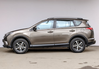 Подержанный автомобиль Toyota RAV4 2016 года (8 фото)