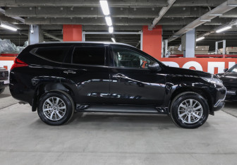 Подержанный автомобиль Mitsubishi Pajero Sport 2018 года (16 фото)